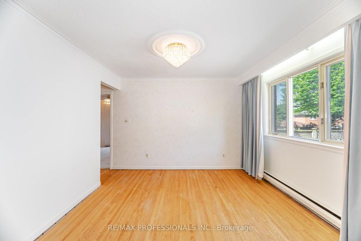 Photo 11 at 3667 Beechollow Crescent, Applewood, Mississauga