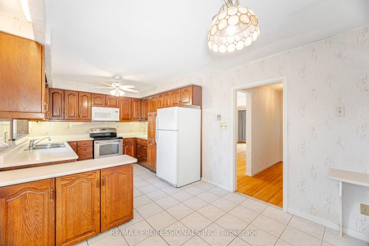 Photo 12 at 3667 Beechollow Crescent, Applewood, Mississauga