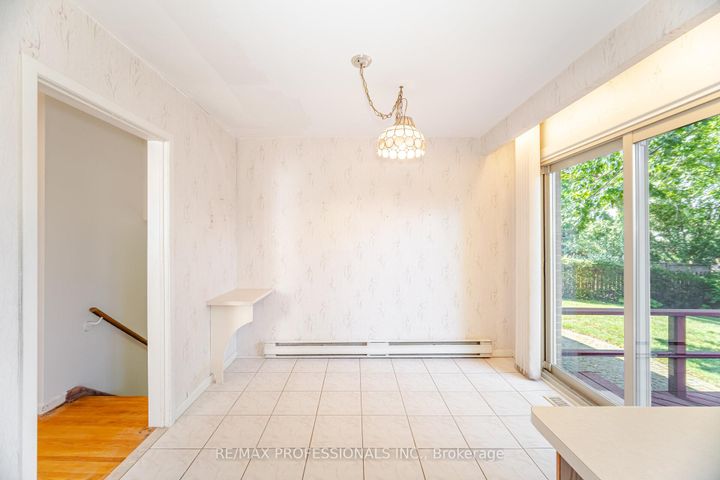 Photo 13 at 3667 Beechollow Crescent, Applewood, Mississauga