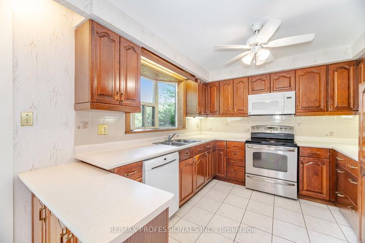 Photo 14 at 3667 Beechollow Crescent, Applewood, Mississauga