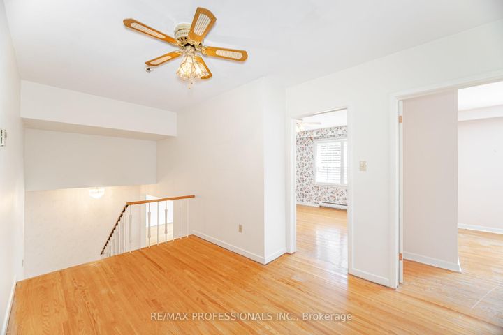 Photo 15 at 3667 Beechollow Crescent, Applewood, Mississauga