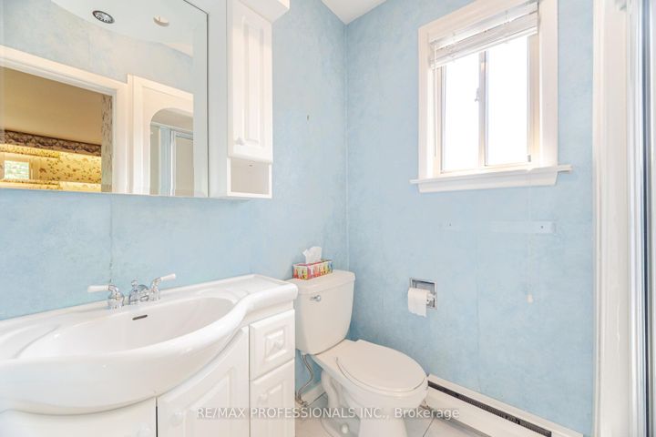 Photo 18 at 3667 Beechollow Crescent, Applewood, Mississauga