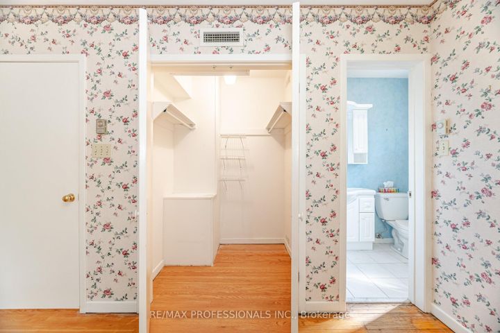 Photo 19 at 3667 Beechollow Crescent, Applewood, Mississauga