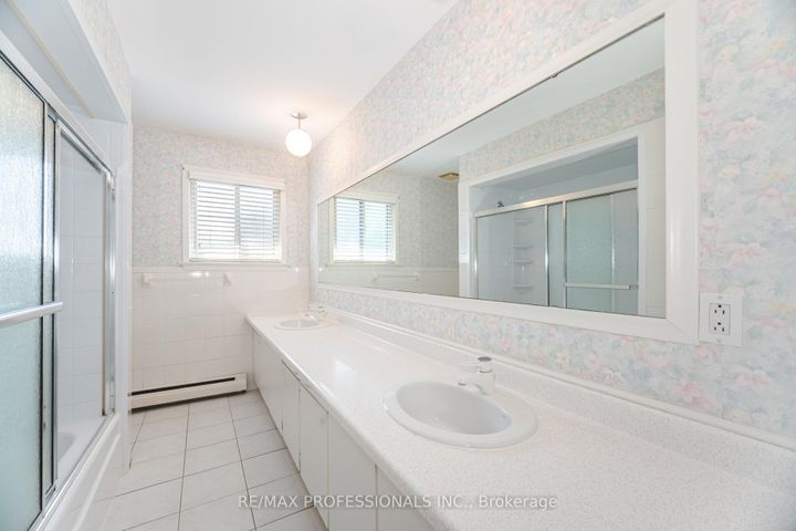 Photo 24 at 3667 Beechollow Crescent, Applewood, Mississauga