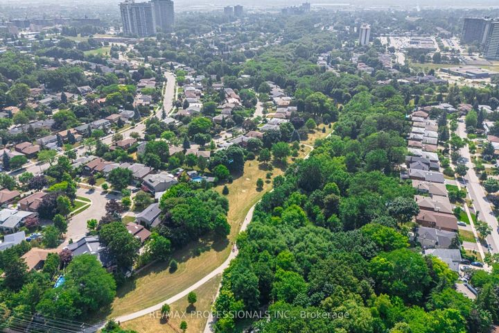 Photo 34 at 3667 Beechollow Crescent, Applewood, Mississauga
