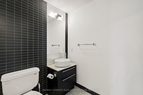Photo 9 at 2010 - 21 Carlton Street, Yonge Corridor, Toronto