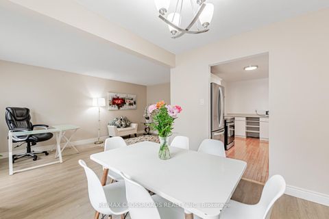 Photo 8 at 22 - 260 Avenue Road, North Richvale, Richmond Hill
