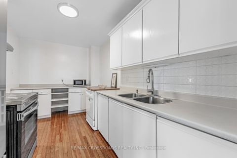 Photo 9 at 22 - 260 Avenue Road, North Richvale, Richmond Hill