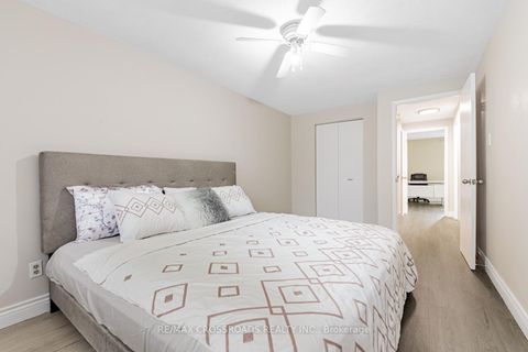 Photo 14 at 22 - 260 Avenue Road, North Richvale, Richmond Hill