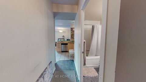 Photo 4 at 908 - 438 Richmond Street W, Waterfront Communities C1, Toronto