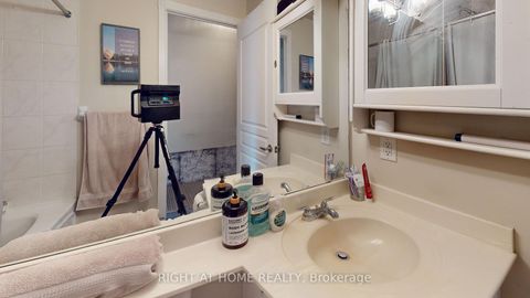 Photo 8 at 908 - 438 Richmond Street W, Waterfront Communities C1, Toronto