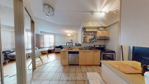 Photo 9 at 908 - 438 Richmond Street W, Waterfront Communities C1, Toronto