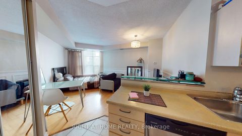 Photo 12 at 908 - 438 Richmond Street W, Waterfront Communities C1, Toronto