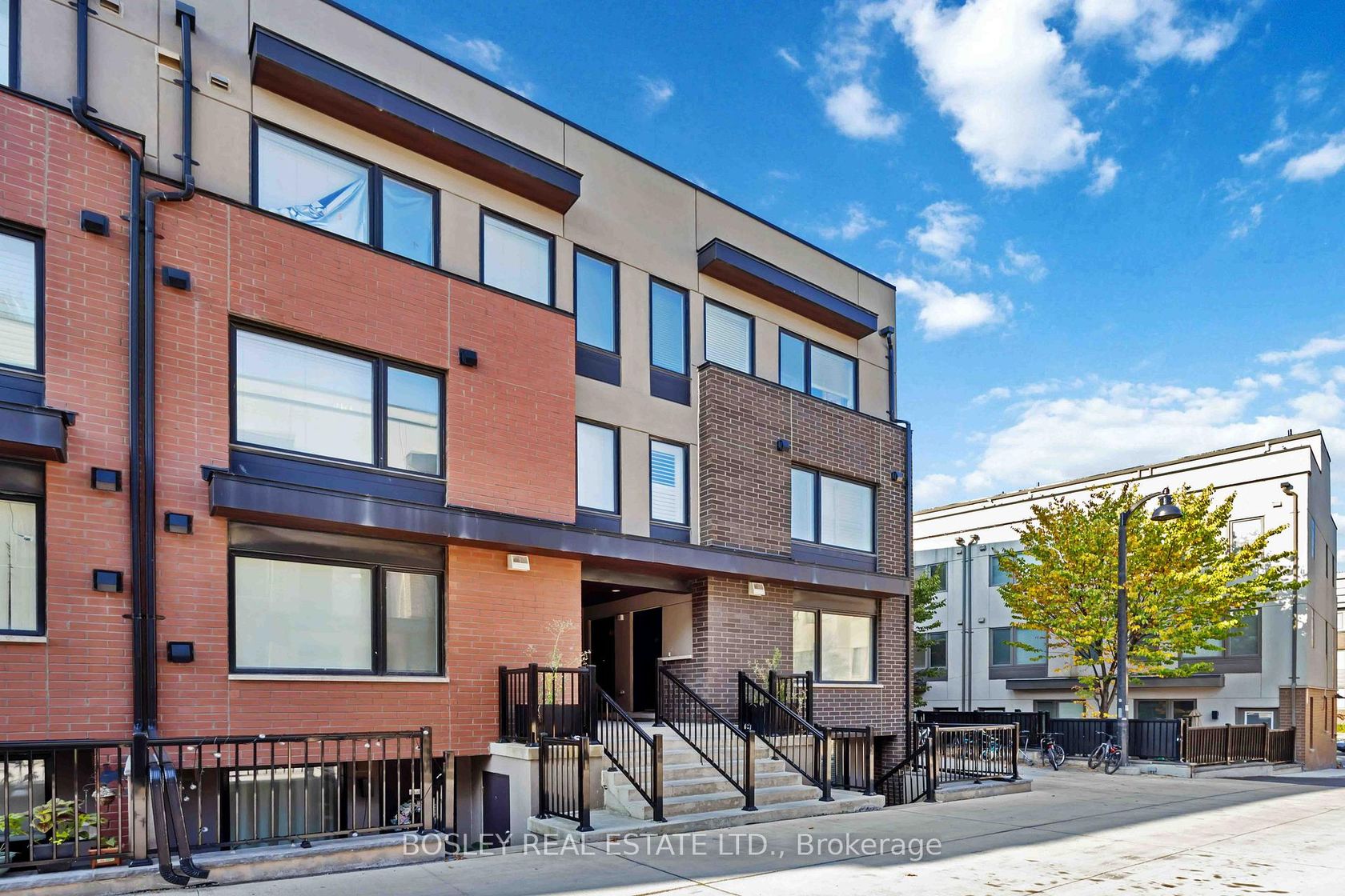 16 - 142 William Duncan Road, CFB, Toronto 