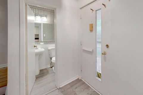 Photo 5 at 54 - 6 Leith Hill Road, Don Valley Village, Toronto