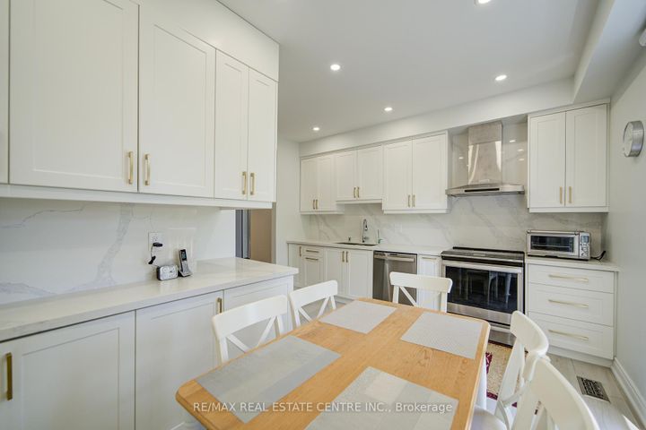 Photo 16 at 19 - 280 Hillcrest Avenue, Cooksville, Mississauga