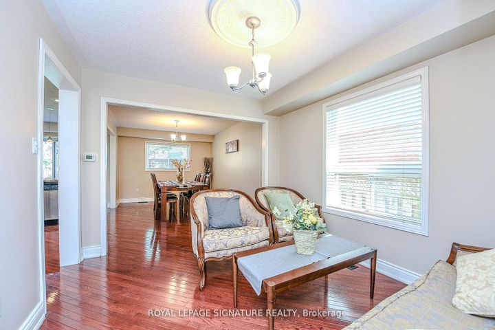 Photo 4 at 2547 Raglan Court, Central Erin Mills, Mississauga