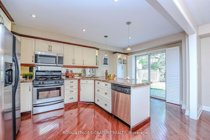 Photo 10 at 2547 Raglan Court, Central Erin Mills, Mississauga