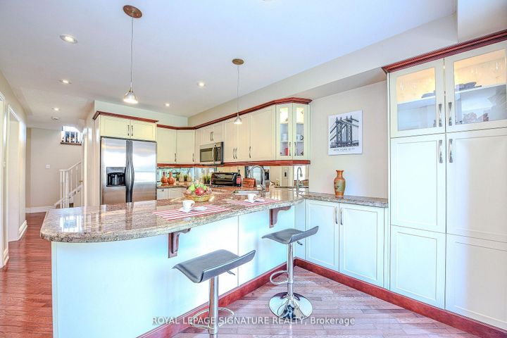 Photo 11 at 2547 Raglan Court, Central Erin Mills, Mississauga