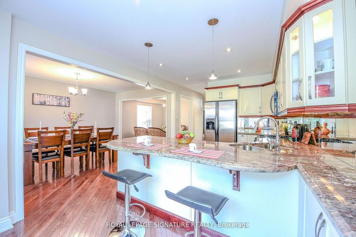 Photo 12 at 2547 Raglan Court, Central Erin Mills, Mississauga