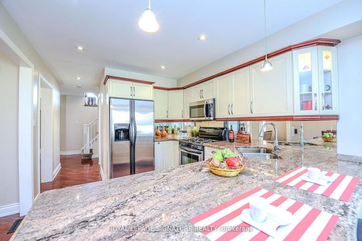 Photo 13 at 2547 Raglan Court, Central Erin Mills, Mississauga
