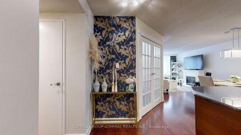 Photo 3 at 201 - 633 Bay Street, Bay Street Corridor, Toronto
