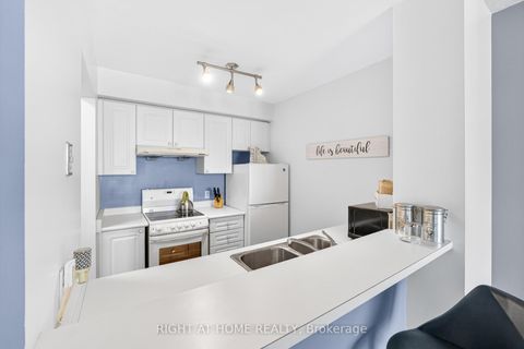 Photo 11 at 613 - 1 Lee Centre Drive, Woburn, Toronto
