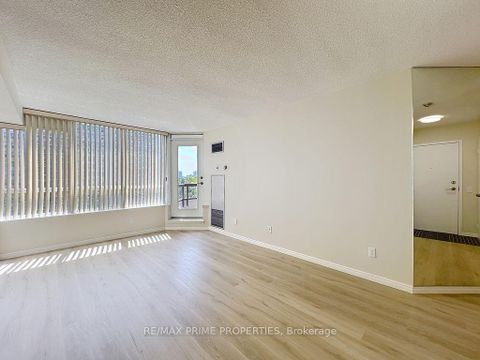 Photo 4 at 608 - 91 Townsgate Drive, Yorkhill, Vaughan