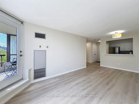 Photo 8 at 608 - 91 Townsgate Drive, Yorkhill, Vaughan