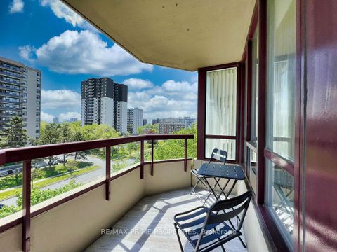 Photo 11 at 608 - 91 Townsgate Drive, Yorkhill, Vaughan