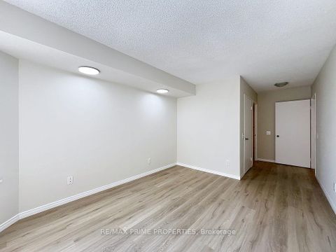 Photo 12 at 608 - 91 Townsgate Drive, Yorkhill, Vaughan