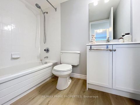 Photo 13 at 608 - 91 Townsgate Drive, Yorkhill, Vaughan