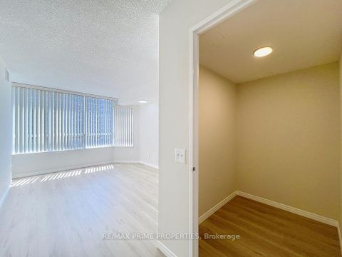 Photo 14 at 608 - 91 Townsgate Drive, Yorkhill, Vaughan