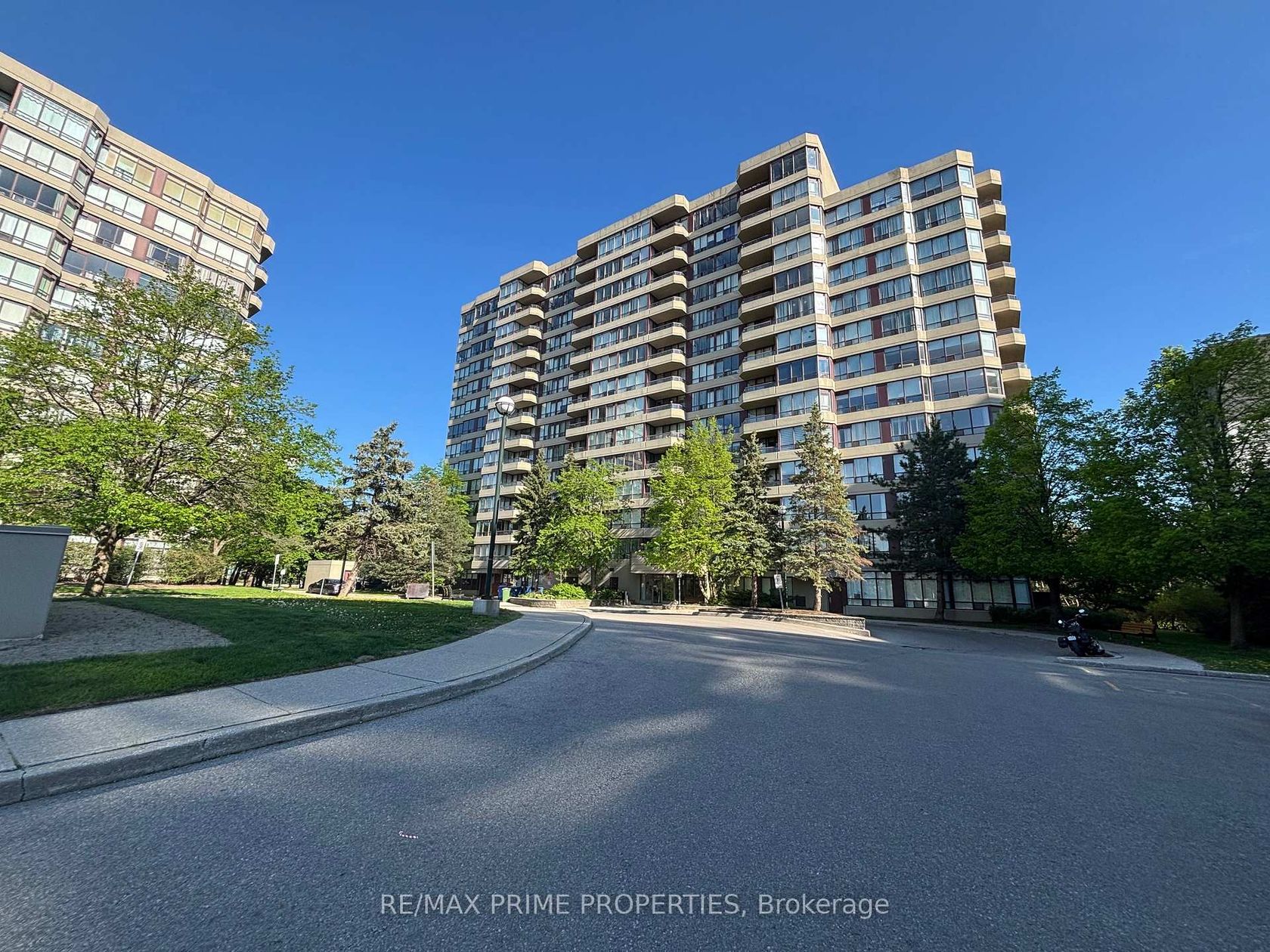 608 - 91 Townsgate Drive, Yorkhill, Vaughan by Loree Meneguzzi Real Estate 608 - 91 Townsgate Drive, Yorkhill, Vaughan