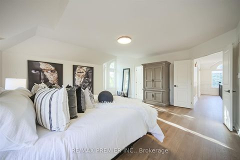 Photo 25 at 115 Southlawn Drive, Islington Woods, Vaughan
