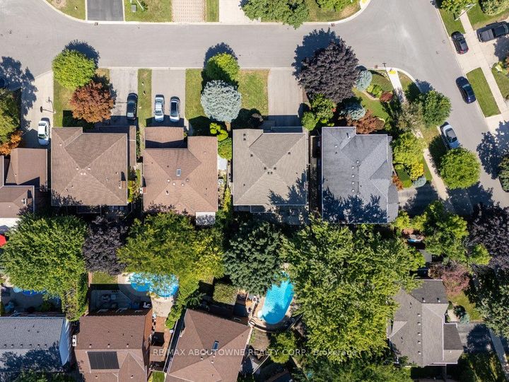 Photo 2 at 542 Hambling Court, Roseland, Burlington