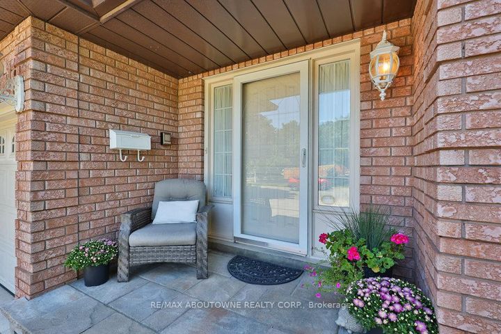 Photo 3 at 542 Hambling Court, Roseland, Burlington