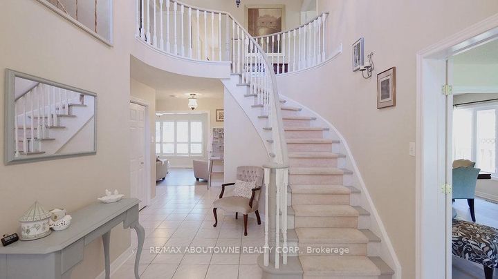 Photo 4 at 542 Hambling Court, Roseland, Burlington