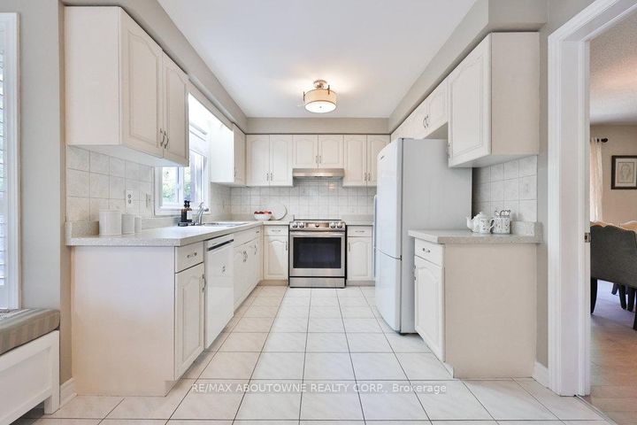 Photo 11 at 542 Hambling Court, Roseland, Burlington