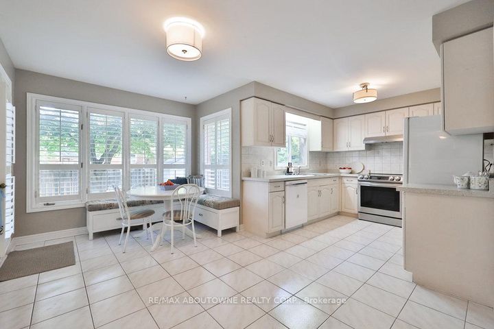 Photo 12 at 542 Hambling Court, Roseland, Burlington