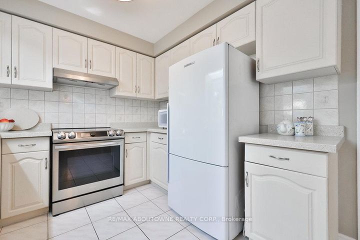 Photo 13 at 542 Hambling Court, Roseland, Burlington