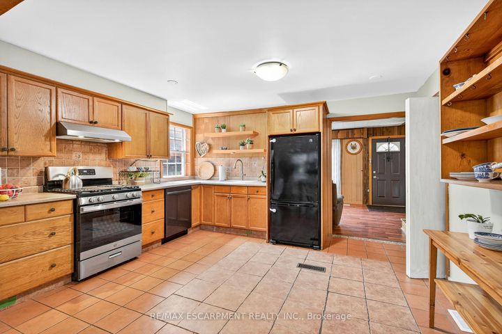 Photo 8 at 146 Normanhurst Avenue W, Normanhurst, Hamilton