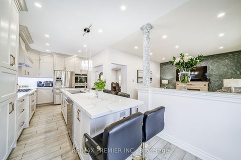 Photo 10 at 17 Massimo Drive, West Woodbridge, Vaughan