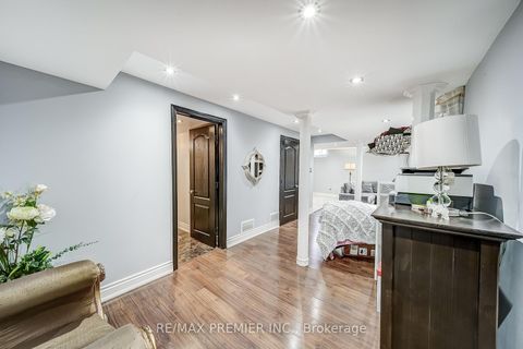 Photo 22 at 17 Massimo Drive, West Woodbridge, Vaughan