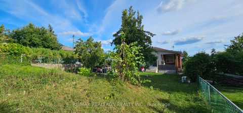Photo 8 at 6 Canton Avenue, CFB, Toronto