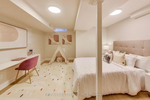 Photo 33 at 21 Rolyat Street, Bellwoods, Toronto