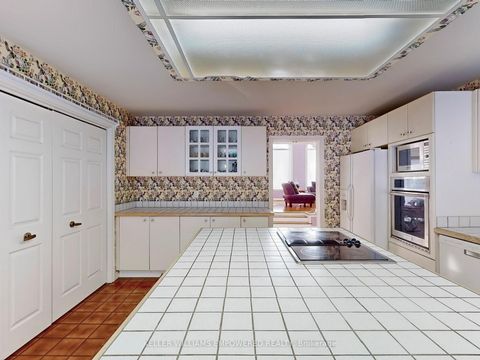 Photo 10 at 315 Woodland Acres Crescent, Rural Vaughan, Vaughan