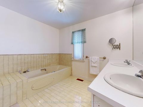 Photo 19 at 315 Woodland Acres Crescent, Rural Vaughan, Vaughan