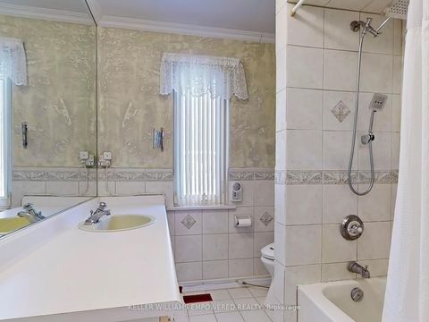 Photo 23 at 315 Woodland Acres Crescent, Rural Vaughan, Vaughan