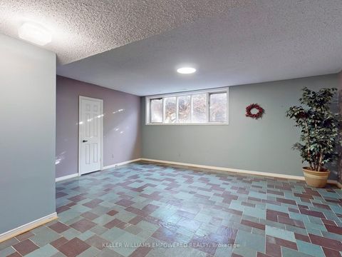 Photo 25 at 315 Woodland Acres Crescent, Rural Vaughan, Vaughan
